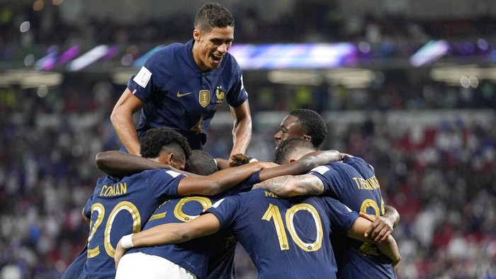 Sikat Polandia, Prancis Melaju ke Perempatfinal French players celebrate scoring their side's third goal during the World Cup round of 16 soccer match between France and Poland, at the Al Thumama Stadium in Doha, Qatar, Sunday, Dec. 4, 2022. (AP Photo/Martin Meissner)