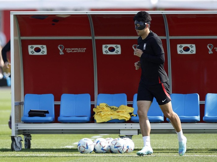 SOCCER-Mengintip Latihan Korea Selatan Jelang Melawan Brasil-BRA-KOR/PREVIEW Soccer Football - FIFA World Cup Qatar 2022 - South Korea Training - Al Egla Training Site 5, Doha, Qatar - December 4, 2022 South Korea's Son Heung-min during training REUTERS/John Sibley