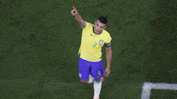 Soccer Football - FIFA World Cup Qatar 2022 - Group G - Brazil v Switzerland - Stadium 974, Doha, Qatar - November 28, 2022 Brazil's Thiago Silva celebrates after the match REUTERS/Peter Cziborra