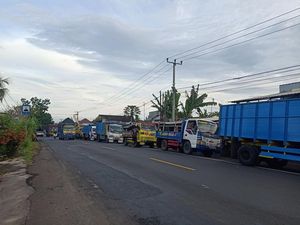 Sopir Antre Isi Solar 4,5 Jam, Truk Mengular-Picu Kemacetan di Negara Sopir Antre Isi Solar 4,5 Jam, Truk Mengular-Picu Kemacetan di Negara