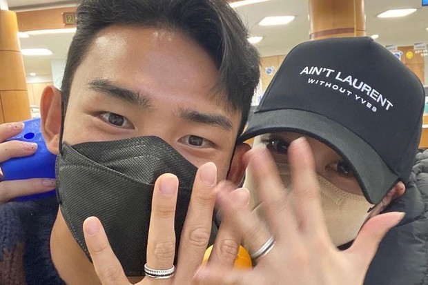 Soyeon T-ARA dan pesepak bola So Yu Min yang memamerkan cincin pernikahan mereka/ Foto: instagram.com/melodysoyani