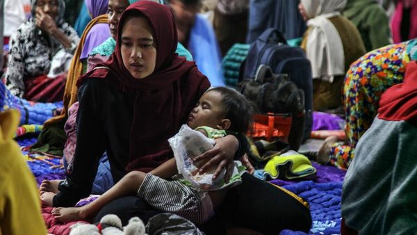 Ribuan Warga Mengungsi Akibat Erupsi Semeru