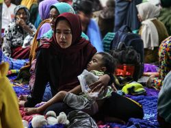 Ribuan Warga Mengungsi Akibat Erupsi Semeru