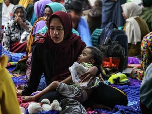 Ribuan Warga Mengungsi Akibat Erupsi Semeru