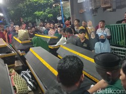 7 Jenazah Korban Bus Masuk Jurang di Magetan Disambut Ratusan Warga