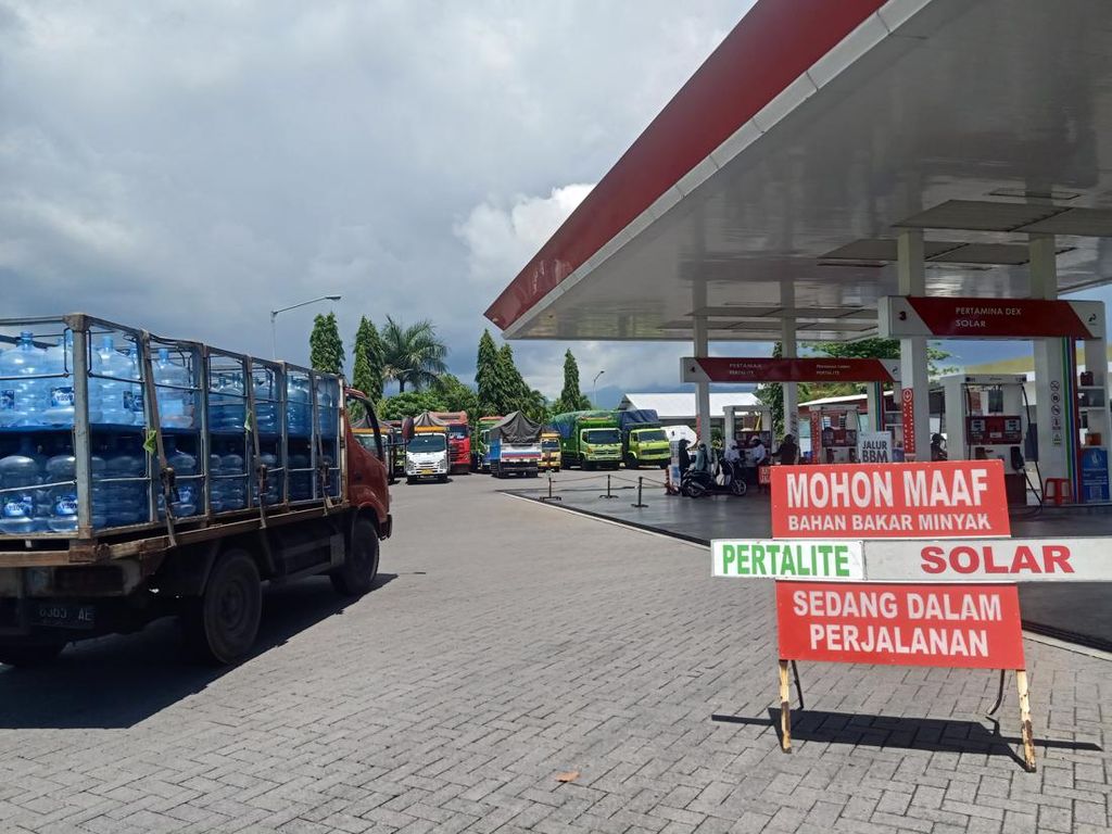 Penyedia Transportasi Tolak Trip ke Luar Bali gegara Solar Langka Penyedia Transportasi Tolak Trip ke Luar Bali gegara Solar Langka