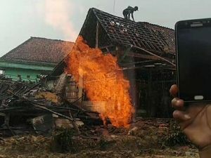 Pengeboran Sumur Keluarkan Gas-Semburkan Api di Sampang Madura Pengeboran Sumur Keluarkan Gas-Semburkan Api di Sampang Madura