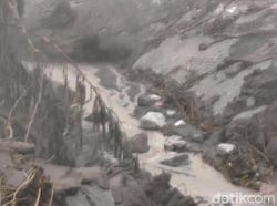 Penampakan Sungai Curah Kobokan Dipenuhi Abu Vulkanik Erupsi Semeru
