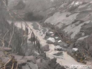 Penampakan Sungai Curah Kobokan Dipenuhi Abu Vulkanik Erupsi Semeru
