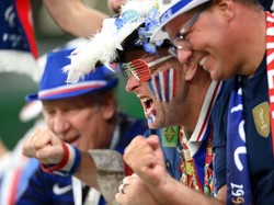 Suporter Prancis Ketularan Suporter Jepang Bersih-bersih Stadion?