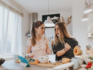 Wanita Ini Curhat Kesal Tinggal Bareng Temannya yang Pelit Soal Makanan Wanita Ini Curhat Kesal Tinggal Bareng Temannya yang Pelit Soal Makanan