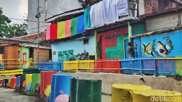Kreatif! Gang Pinggir Kali di Tanah Abang Ini Dicat Warna-warni