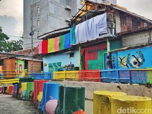 Kreatif! Gang Pinggir Kali di Tanah Abang Ini Dicat Warna-warni