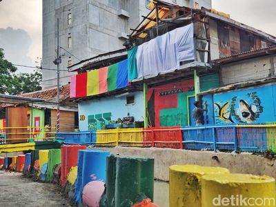 Kreatif! Gang Pinggir Kali di Tanah Abang Ini Dicat Warna-warni