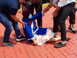 Bruukk! Wanita Tersangka Pencurian di Bogor Pingsan Usai Dirilis Polisi