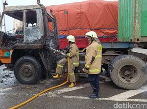 Truk Trailer Terbakar di Tol Ancol Arah Soetta, Diduga Korsleting