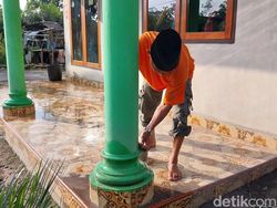 Warga Kembali ke Rumah Bersih-bersih Pascaerupsi Semeru