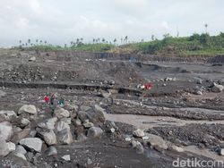 Pascaerupsi Semeru, Warga Nekat Melintasi Curah Kobokan Meski Dilarang