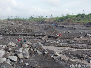 Pascaerupsi Semeru, Warga Nekat Melintasi Curah Kobokan Meski Dilarang