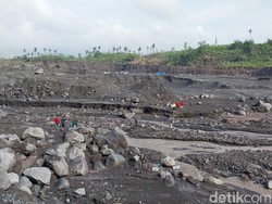 Pascaerupsi Semeru, Warga Nekat Melintasi Curah Kobokan Meski Dilarang