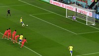 Penalti! Brasil mendapatkan penalti pada menit ke-10 setelah Richarlison dilanggar. Neymar mengambil penalti itu, mengarahkan sepakan ke pojok kanan bawah gawang dan gol.