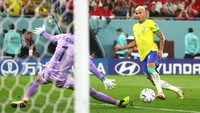 GOL! Brasil tampak nyaman menampilkan permainannya. Kerja sama Marquinhos dan Thiago Silva berujung dengan umpan terobosan ke Richarlison, yang dengan tenang menaklukkan kiper Kim Seung-gyu. Brasil unggul 3-0 pada menit ke-29.