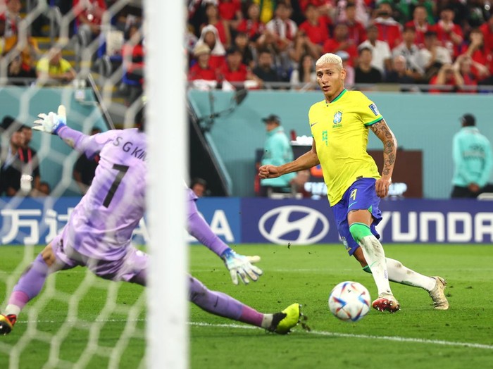 DOHA, QATAR - DECEMBER 05: Neymar of Brazil celebrates with Raphinha, Lucas Paqueta and Vinicius Junior after scoring the team's second goal via a penalty during the FIFA World Cup Qatar 2022 Round of 16 match between Brazil and South Korea at Stadium 974 on December 05, 2022 in Doha, Qatar. (Photo by Francois Nel/Getty Images)