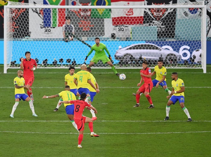 DOHA, QATAR - DECEMBER 05: Neymar of Brazil celebrates with Raphinha, Lucas Paqueta and Vinicius Junior after scoring the team's second goal via a penalty during the FIFA World Cup Qatar 2022 Round of 16 match between Brazil and South Korea at Stadium 974 on December 05, 2022 in Doha, Qatar. (Photo by Francois Nel/Getty Images)