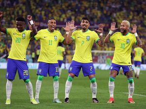 Brasil Berbunga-bunga ke Perempatfinal!