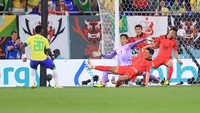 GOL! Laga baru memasuki menit ketujuh saat Brasil mencetak gol. Raphinha merangsek di kanan dan mengirim umpan tarik yang diterima Vinicius Junior. Ia menahan bola sejenak, lalu mengarahkan sepakan ke pojok kanan atas gawang.