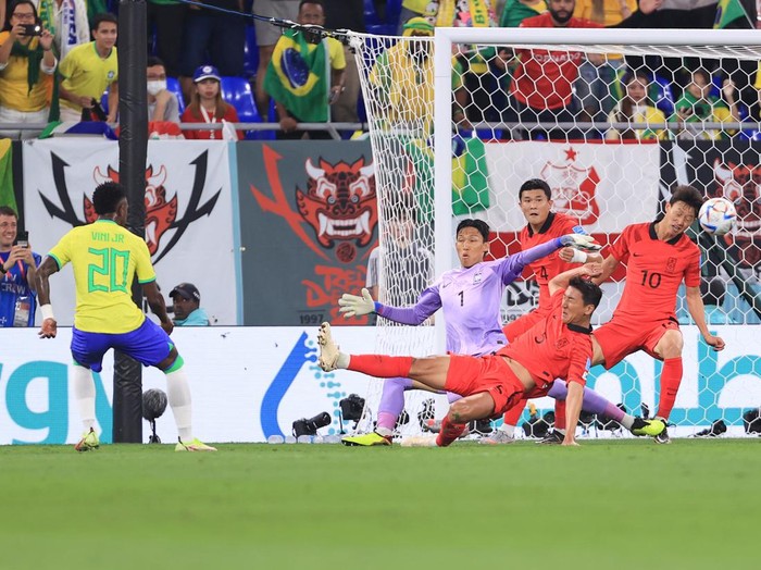 DOHA, QATAR - DECEMBER 05: Neymar of Brazil celebrates with Raphinha, Lucas Paqueta and Vinicius Junior after scoring the team's second goal via a penalty during the FIFA World Cup Qatar 2022 Round of 16 match between Brazil and South Korea at Stadium 974 on December 05, 2022 in Doha, Qatar. (Photo by Francois Nel/Getty Images)