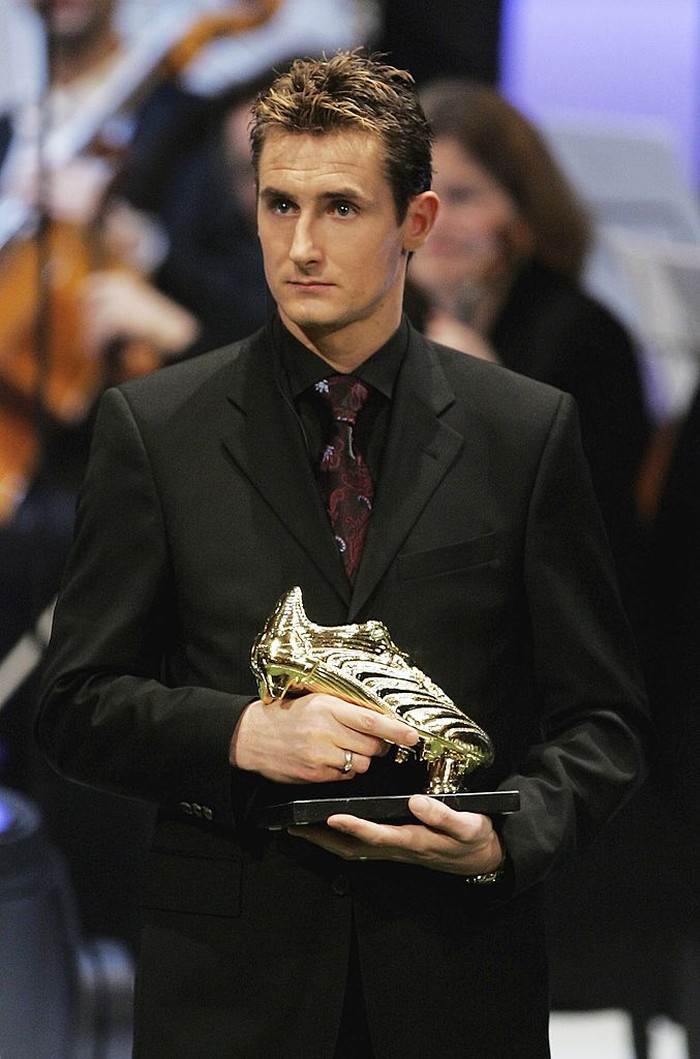 5 Pemain yang Dapat Sepatu Emas di Piala Dunia, Tahun Ini Siapa? ZURICH, SWITZERLAND - DECEMBER 18: Miroslav Klose of Germany receives the adidas Golden Shoe Award during the FIFA World Player of the Year Awards at the Zurich Opera House on December 18, 2006 in Zurich, Switzerland. (Photo by Christopher Lee/Getty Images)
