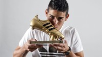 James Rodriguez dari Kolombia berhasil mencuri perhatian di Piala Dunia 2014 Brasil karena performanya. Ia akhirnya meraih Sepatu Emas dengan 6 golnya. (Antonio Villalba/Getty Images)  