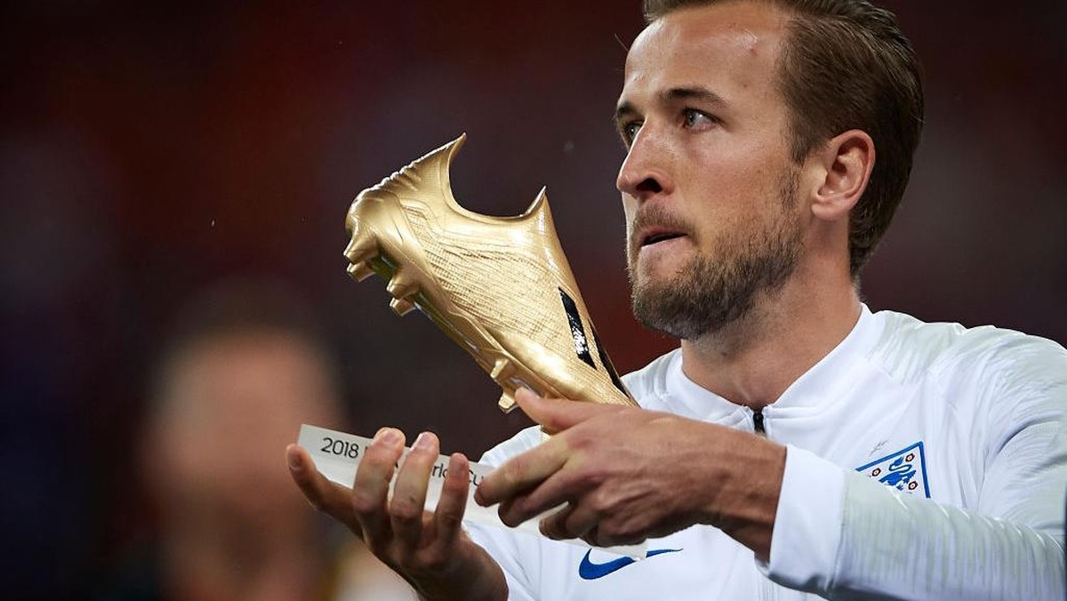 Harry Kane dengan Sepatu Emas penanda top skor Piala Dunia 2018. Foto: Getty Images/Quality Sport Images