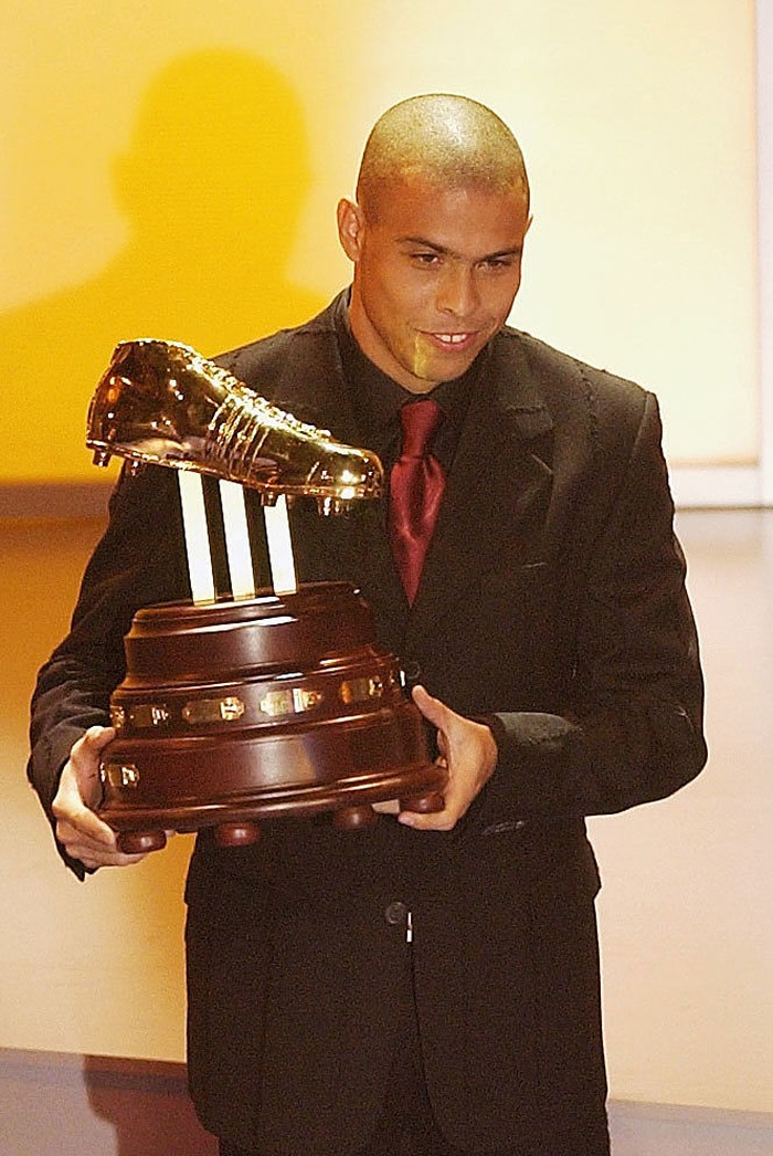 MADRID - DECEMBER 17:  Ronaldo of Brazil with his trophy for the Adidas Golden Shoe award during the 2002 FIFA World Player Gala at the Palacio de Congresos in Madrid, Spain on December 17, 2002. (Photo by Shaun Botterill/Getty Images)