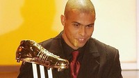 Pada Piala Dunia tahun 2002, pemain Timnas Brasil, Ronaldo, berhasil menjadi penampil paling ikonik di sejarah Piala Dunia. Ronaldo berhasil membawa Brasil menjadi juara Piala Dunia 2002. Ia juga memboyong trofi Sepatu Emas sebagai pemain dengan gol terbanyak yaitu 8 gol. (Shaun Botterill/Getty Images)  
