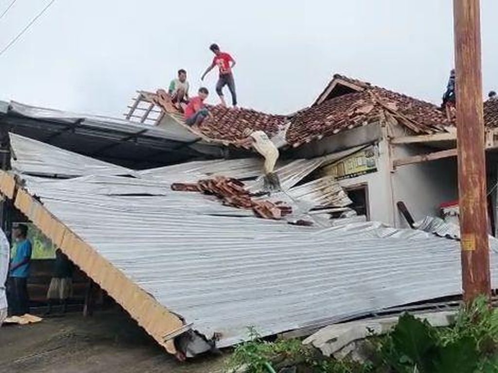 Angin Puting Beliung Terjang Selopamioro Bantul, Puluhan Rumah Rusak