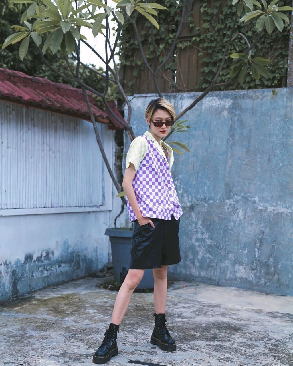 Ayu Gani dengan Kemeja Bermotif Catur dan Celana Pendek (https://instagram.com/ganegani?igshid=YmMyMTA2M2Y)