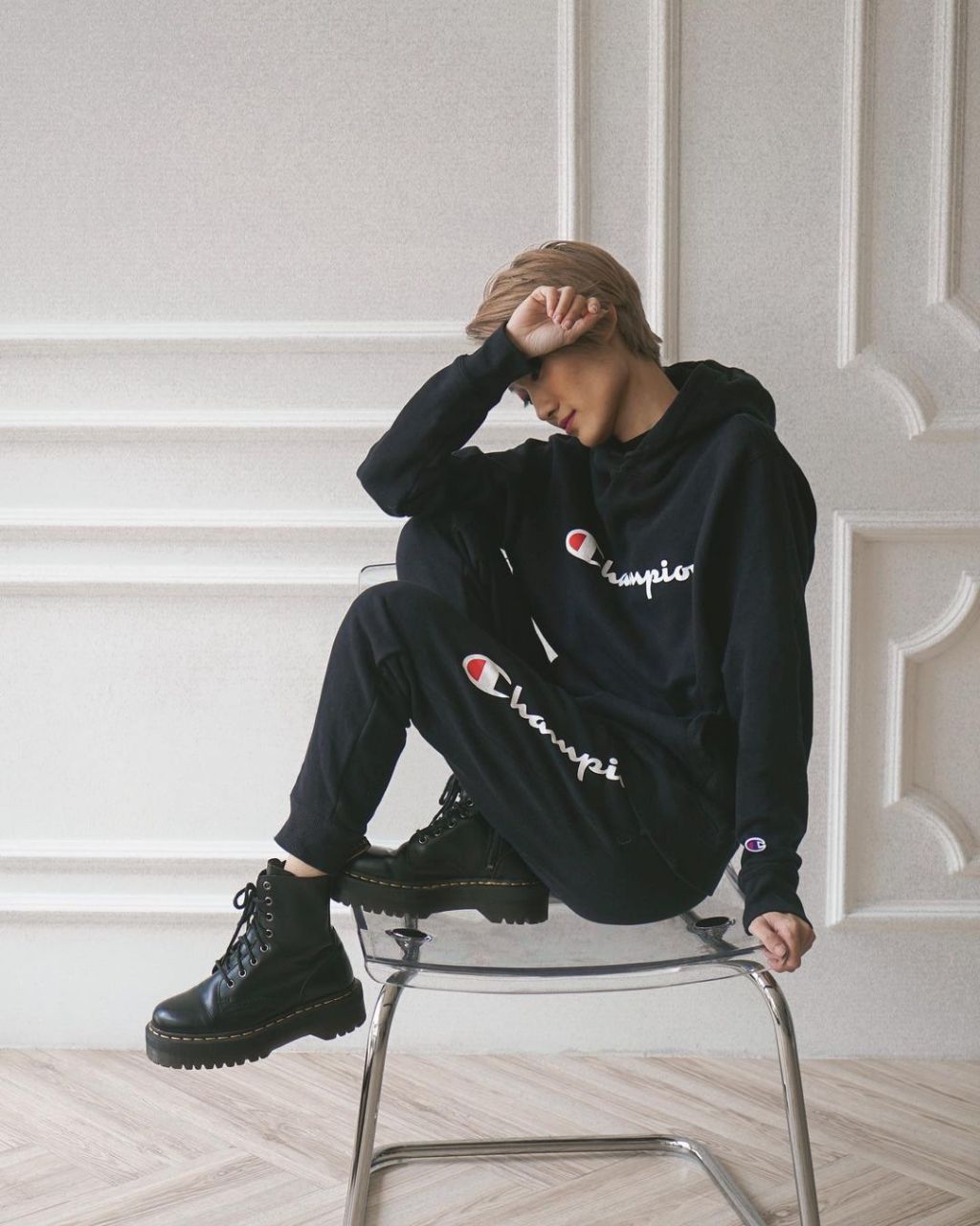 Ayu Gani dengan Outfit Hoodie dan Jogger Pants (https://instagram.com/ganegani?igshid=YmMyMTA2M2Y)