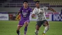 Pesepak bola Bali United FC Eber Henrique Ferreira De Bessa (kanan) berebut bola dengan pesepak bola Persita Tangerang Fahreza Sudin (kiri) pada pertandingan BRI Liga 1 di Stadion Manahan, Solo, Jawa Tengah, Senin (5/12/2022). 