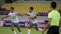 Pesepak bola Bali United FC Rahmad (kiri) berselebrasi usai mencetak gol ke gawang Persita Tangerang. Kompetisi sepakbola BRI Liga 1 2022/2023 akhirnya dilanjutkan kembali pada bulan Desember, setalah sempat terhenti selama dua bulan akibat tragedi Kanjuruhan Malang.
