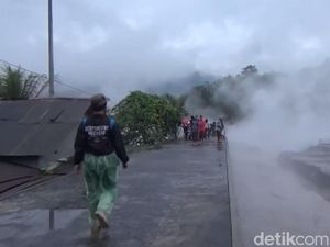 Banjir Lahar Semeru Timbun Jembatan-Rendam Satu Rumah Warga