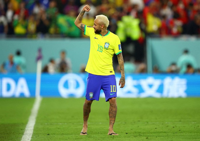 Bersandal Jepit, Neymar Rayakan Kemenangan Atas Korsel Neymar merayakan kemenangan Brasil atas Korea Selatan dengan berkeliling lapangan Stadium 974, Selasa (6/12). Bintang Brasil berkeliling dengan bersandal jepit.