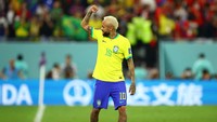 Neymar berkeliling lapangan untuk merayakan kemenangan Brasil. Reuters/Kim Hong-Ji.