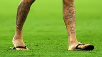 Neymar berkeliling lapangan dengan memakai sandal jepit. Reuters/Kim Hong-Ji.
