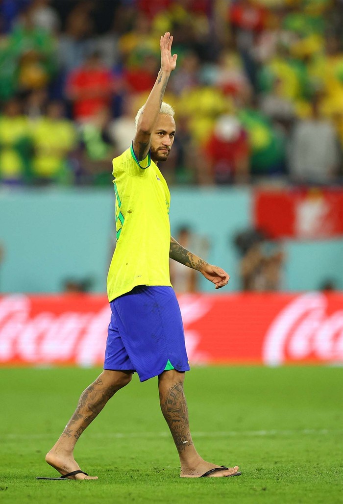 Bersandal Jepit, Neymar Rayakan Kemenangan Atas Korsel Neymar merayakan kemenangan Brasil atas Korea Selatan dengan berkeliling lapangan Stadium 974, Selasa (6/12). Bintang Brasil berkeliling dengan bersandal jepit.