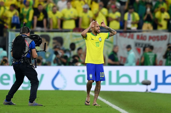 Neymar merayakan kemenangan Brasil atas Korea Selatan dengan berkeliling lapangan Stadium 974, Selasa (6/12). Bintang Brasil berkeliling dengan bersandal jepit.