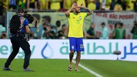 Neymar berkeliling lapangan usai laga Brasil vs Korea Selatan. Dalam pertandingan ini, Brasil mengalahkan Korea Selatan dengan skor 4-1. Reuters/Annegret Hilse.