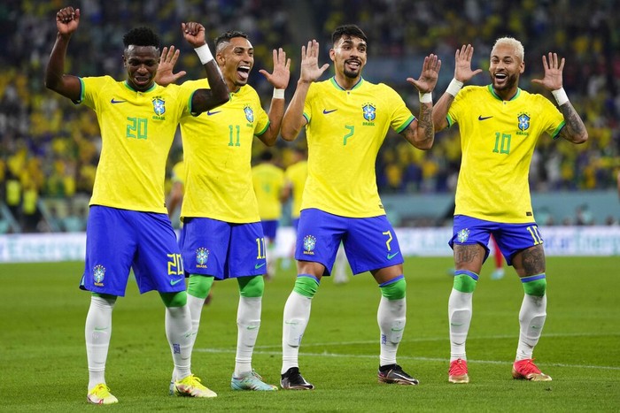 Brasil Brazil's Neymar, from right, celebrates with team mates Lucas Paqueta, Raphinha and Vinicius Junior after scoring his side's second goal during the World Cup round of 16 soccer match between Brazil and South Korea, at the Education City Stadium in Al Rayyan, Qatar, Monday, Dec. 5, 2022. (AP Photo/Manu Fernandez)
