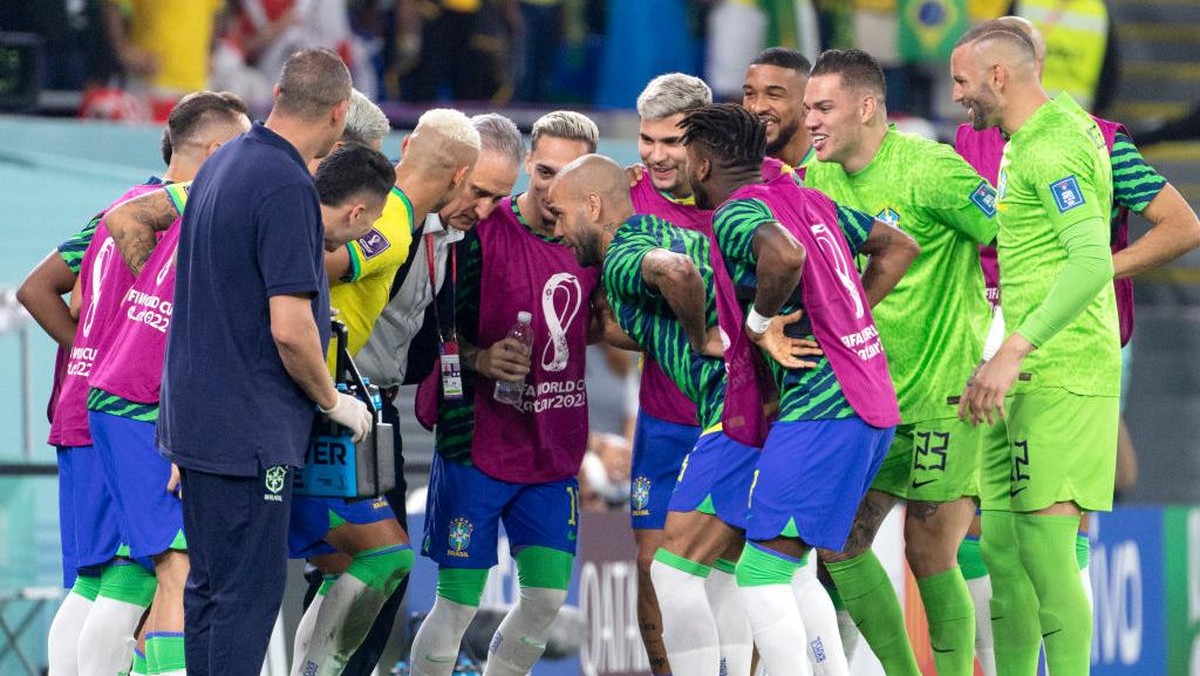 Tite ikut menari bersama para pemain Brasil saat merayakan gol Richarlison di laga melawan Korea Selatan (Foto: Getty Images/MB Media)